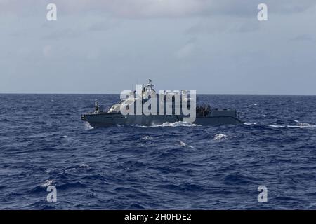 Ein MarineVI-Patrouillenboot der US-Marine mit dem Maritime Expeditionary Security Squadron Two navigiert während einer Onload-Übung an Bord des Dock-Landungsschiffs USS Ashland (LSD 48) im philippinischen Meer, Feb. 24, 2021. Die 31. MEU ist an Bord der Schiffe der Amphibiengeschwader 11 im Einsatzgebiet der 7. Flotte tätig, um die Interoperabilität mit Verbündeten und Partnern zu verbessern und als einsatzbereite Einsatztruppe zur Verteidigung von Frieden und Stabilität in der Indopazifik-Region zu dienen. Stockfoto