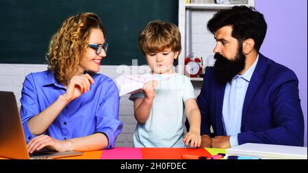 Heimschooling. Eltern helfen Kind Junge. Lehrer unterrichten Kinder Privatunterricht. Mathematik für Kinder. Zurück zur Schule. Stockfoto