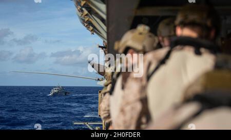 US-Marineinfanteristen mit amphibischem Aufklärungszug, 31. Marine Expeditionary Unit (MEU), warten auf ein Mark VI-Patrouillenboot vom Dock-Landungsschiff USS Ashland (LSD 48) in der philippinischen See, 24. Februar 2021. Die 31. MEU ist an Bord der Schiffe der Amphibiengeschwader 11 im Einsatzgebiet der 7. Flotte tätig, um die Interoperabilität mit Verbündeten und Partnern zu verbessern und als einsatzbereite Einsatztruppe zur Verteidigung von Frieden und Stabilität in der Indopazifik-Region zu dienen. Stockfoto