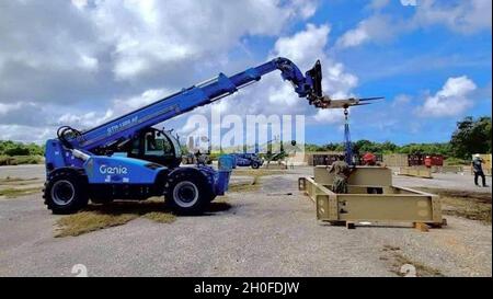 SANTA RITA, Guam (24. Februar 2021) Seekühe, die dem Marinemobilbaubataillon (NMCB) 4 zugewiesen wurden, stellen den zweckdienlichen Schutz kleiner Vermögenswerte mit dem 554. Red Horse Squadron zusammen. NMCB 4 wird in der gesamten Indo-Pazifik-Region eingesetzt, um größere Kampfeinsätze, humanitäre Hilfe und Katastrophenhilfe zu unterstützen und die USA und gemeinsame Streitkräfte mit allgemeinen technischen und zivilen Hilfsmaßnahmen zu unterstützen. Stockfoto