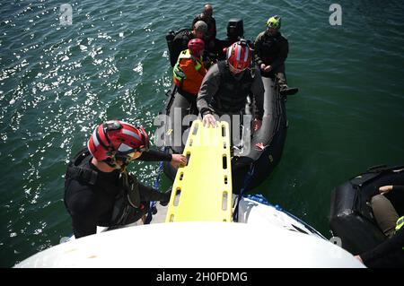 Pararescue Jumper und Combat Rettungsbeamte der 48th Rescue Squadron üben während des Qualifikationskurses der Rettungskräfte in der Cape Canaveral Air Force Station am 24. Februar 2021 die Rückgewinnung von Astronauten aus einem Weltraumkapsel-Modell. Der Qualifizierungskurs der Rettungskräfte wird vom Human Space Flight Support Office des Verteidigungsministeriums durchgeführt und bietet vierteljährliche Schulungen für Rettungskräfte des Verteidigungsministeriums, Partnerorganisationen und andere eCUE-Organisationen mit praktischen Anweisungen zur Astronautenrettung. Diese Schulung ermöglicht eine Vielzahl von Mitarbeitern aus verschiedenen Orga-Organisationen Stockfoto