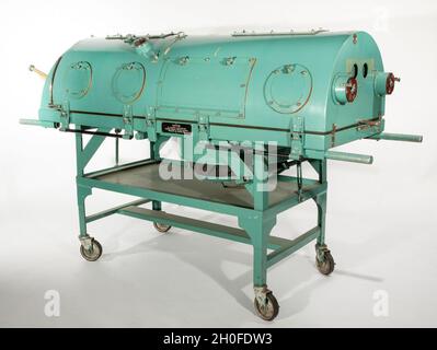 Beschreibung: Atemschutzmaske, leicht, halber Tank (Modell M) Bildunterschrift: Dieses Atemschutzgerät, leichter halber Tank (Modell M) wurde von Fabrikators Inc. Aus Boston, Mass. Hergestellt. Steigende Polio-Raten in den frühen 1950er Jahren führten zur Entwicklung dieser leichten Eisenlunge. Dies ist eine Produktionsversion, die 1952 von Syrrel Wilkes und J.F. entworfen wurde Tomashefski von der U.S. Air Force School of Aviation Medicine. Die Eisenlunge, die einen Aluminiumrumpf hatte, wurde zum Transport von Polio-Patienten in militärischen Rettungsflugzeugen wie der Convair C-131 Samaritan und der Lockheed C-130 Hercules verwendet. [M-710.1002 Stockfoto