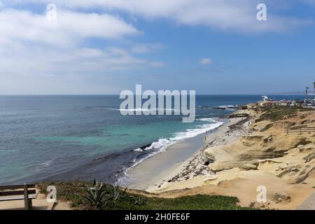 Blick auf den Pazifik mit Strand und Klippen. Torrey Pines State Natural Reserve und State Park La Jolla San Diego Kalifornien Stockfoto