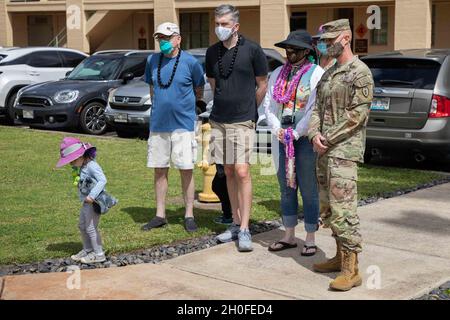 Jennifer Ray, ein Mitglied der Familie Gold Star, und ihre Familie besuchen am 25. Februar 2021 das Kampfteam der 3. Infanterie-Brigade, 25. Infanterie-Division Gefallener Soldat, in Schofield Barracks, Hawaii. Mrs. Ray ist die Schwester des 1. LT. Clovis T. Ray, der als Anführer des Gewehrzuges das 2. Bataillon 35. Infanterie-Regiment, als er am 15. März 2012 bei einer Patrouille im Pech River Valley in der Provinz Kunar, Afghanistan, an Verletzungen starb, die er bei einem feindlichen Angriff mit einem improvisierten Sprengkörper erlitten hatte. Stockfoto