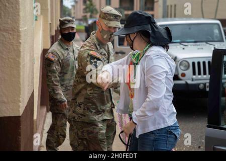 Col. Josh Bookout, 3. Infanterie-Brigade-Kampfteam, Kommandant der 25. Infanterie-Division begrüßt Frau Jennifer Ray, ein Mitglied der Gold Star-Familie, vor dem Brigadehauptsitz während ihres Besuchs in Schofield Barracks, Hawaii am 25. Februar 2021. Mrs. Ray ist die Schwester von 1. LT. Clovis T. Ray, einem Anführer des Gewehrzuges, der dem 35. Infanterieregiment, dem 2. Bataillon, zugewiesen wurde, als er an Verletzungen starb, die während eines Angriffs mit einem improvisierten Sprengsatz (IED) erlitten wurden, während er im Pech River Valley in der Provinz Kunar patrouillierte, Afghanistan am 15. März 2012. Stockfoto