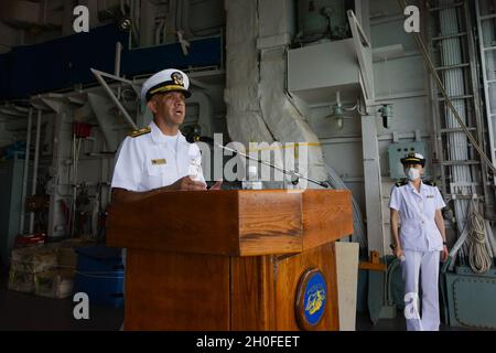 SANTA RITA, Guam (Feb 25, 2021) Joint Region Marianas Commander Rear Adm. John Menoni hält an Bord von JS Setoyuki (TV-3518) auf dem US-Marinestützpunkt Guam Bemerkungen an die Seeleute der japanischen Maritime Selbstverteidigungskräfte (JMSDF). Menoni betonte den Wert fortgesetzter bilateraler Verpflichtungen und die Bedeutung der US-Japan-Allianz für die Aufrechterhaltung von Frieden, Stabilität und Sicherheit in der Indo-Pazifik-Region. Stockfoto