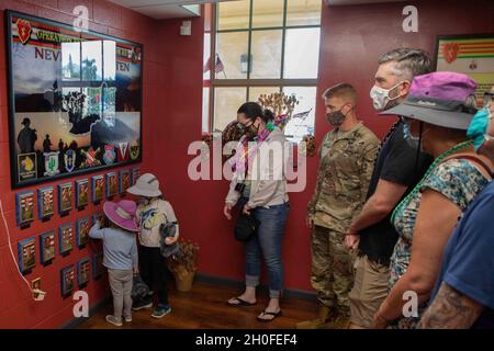 Frau Jennifer Ray, Mitglied der Gold Star-Familie, und ihre Familie besuchen am 25. Februar 2021 das Kampfteam der 3. Infanterie-Brigade, Gedenkzimmer der 25. Infanterie-Division, in Schofield Barracks, Hawaii. Rays Bruder, 1. LT. Clovis T. Ray, war ein Anführer des Gewehrzuges, der dem 35. Infanterie-Regiment, dem 2. Bataillon, zugewiesen wurde, als er an Verletzungen starb, die während eines Angriffs eines Feindes mit einem improvisierten Sprengsatz (IED) erlitten wurden, während er im Pech River Valley in der Provinz Kunar patrouillierte, Afghanistan am 15. März 2012. Stockfoto