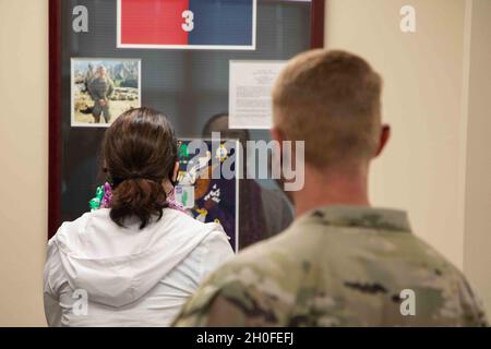 Jennifer Ray, ein Mitglied der Familie Gold Star, besucht am 25. Februar 2021 den Konferenzraum des 25. Infanterie-Hauptquartiers der 3. Infanterie-Brigade, benannt zu Ehren ihres Bruders, 1. LT. Clovis T. Ray, in Schofield Barracks, Hawaii. 1. LT. Ray war ein Anführer des Gewehrzuges, der am 15. März 2012 im Pech River Valley in der Provinz Kunar, Afghanistan, bei einem feindlichen Angriff mit einem improvisierten Sprengsatz (IED) an Verletzungen starb, die er erlitten hatte. Stockfoto