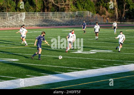 Die Swansboro High School startete ihre Frühjahrssportsaison mit verschiedenen und jungen Fußballmannschaften, die sich gegen die Havelock High School im Liversedge Field im Marine Corps Base Camp Lejeune, North Carolina, am 25. Februar 2021, gegenüberstanden. Die Basis hat sich mit der Swansboro High School zusammen gemacht, um sicherzustellen, dass ihre Frühjahrssaison trotz COVID-19 und Überschwemmungen, die ihre Felder unbrauchbar machten, weiterging. Stockfoto