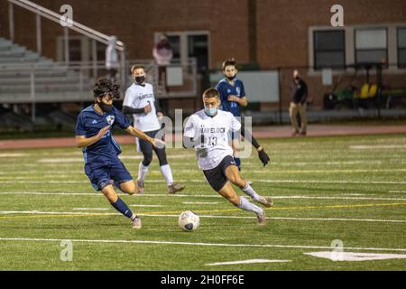 Die Swansboro High School startete ihre Frühjahrssportsaison mit verschiedenen und jungen Fußballmannschaften, die sich gegen die Havelock High School im Liversedge Field im Marine Corps Base Camp Lejeune, North Carolina, am 25. Februar 2021, gegenüberstanden. Die Basis hat sich mit der Swansboro High School zusammen gemacht, um sicherzustellen, dass ihre Frühjahrssaison trotz COVID-19 und Überschwemmungen, die ihre Felder unbrauchbar machten, weiterging. Stockfoto