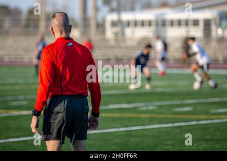 Die Swansboro High School startete ihre Frühjahrssportsaison mit verschiedenen und jungen Fußballmannschaften, die sich gegen die Havelock High School im Liversedge Field im Marine Corps Base Camp Lejeune, North Carolina, am 25. Februar 2021, gegenüberstanden. Die Basis hat sich mit der Swansboro High School zusammen gemacht, um sicherzustellen, dass ihre Frühjahrssaison trotz COVID-19 und Überschwemmungen, die ihre Felder unbrauchbar machten, weiterging. Stockfoto