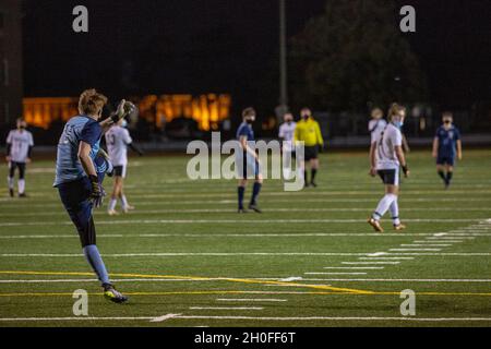 Die Swansboro High School startete ihre Frühjahrssportsaison mit verschiedenen und jungen Fußballmannschaften, die sich gegen die Havelock High School im Liversedge Field im Marine Corps Base Camp Lejeune, North Carolina, am 25. Februar 2021, gegenüberstanden. Die Basis hat sich mit der Swansboro High School zusammen gemacht, um sicherzustellen, dass ihre Frühjahrssaison trotz COVID-19 und Überschwemmungen, die ihre Felder unbrauchbar machten, weiterging. Stockfoto