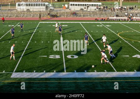 Die Swansboro High School startete ihre Frühjahrssportsaison mit verschiedenen und jungen Fußballmannschaften, die sich gegen die Havelock High School im Liversedge Field im Marine Corps Base Camp Lejeune, North Carolina, am 25. Februar 2021, gegenüberstanden. Die Basis hat sich mit der Swansboro High School zusammen gemacht, um sicherzustellen, dass ihre Frühjahrssaison trotz COVID-19 und Überschwemmungen, die ihre Felder unbrauchbar machten, weiterging. Stockfoto