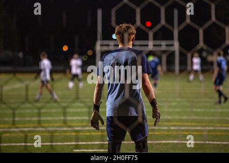 Die Swansboro High School startete ihre Frühjahrssportsaison mit verschiedenen und jungen Fußballmannschaften, die sich gegen die Havelock High School im Liversedge Field im Marine Corps Base Camp Lejeune, North Carolina, am 25. Februar 2021, gegenüberstanden. Die Basis hat sich mit der Swansboro High School zusammen gemacht, um sicherzustellen, dass ihre Frühjahrssaison trotz COVID-19 und Überschwemmungen, die ihre Felder unbrauchbar machten, weiterging. Stockfoto