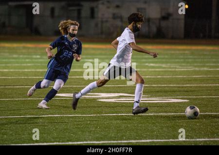 Die Swansboro High School startete ihre Frühjahrssportsaison mit verschiedenen und jungen Fußballmannschaften, die sich gegen die Havelock High School im Liversedge Field im Marine Corps Base Camp Lejeune, North Carolina, am 25. Februar 2021, gegenüberstanden. Die Basis hat sich mit der Swansboro High School zusammen gemacht, um sicherzustellen, dass ihre Frühjahrssaison trotz COVID-19 und Überschwemmungen, die ihre Felder unbrauchbar machten, weiterging. Stockfoto