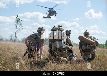 Pararescue Airmen, die dem 38. Rettungsgeschwader zugewiesen sind, bereiten sich darauf vor, einen verwundeten Airman während einer simulierten Rettungsmission am 25. Februar 2021 auf der Moody Air Force Base, Georgia, zu transportieren. Die 347. Rettungsgruppe führte ihren ersten Kampfstart mit dem Jolly Green II durch, um Kampfsucheinsätze und Rettungseinsätze effektiv durchzuführen. Stockfoto