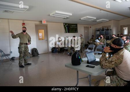 Der US Air Force Capt. John Miller, ein Berater für die Kampfluftfahrt, der dem 6. Special Operations Squadron zugewiesen wurde, Bietet Unterricht in der Nahluftunterstützung für eingesetzte Bodenreaktionselemente von Flugzeugen, die während des Emerald Warrior 21.1 im Camp McCain Training Center, Mississippi, am 25. Februar 2021 den Geschwadern der 193. Und 919. Special Operations Security Forces zugewiesen wurden. Miller stellte den Mitgliedern von DAGRE Basiswissen und Schulungen zu CAS, Call for Fire Procedures und Emergency CAS zur Verfügung. Emerald Warrior ist die größte gemeinsame Spezialoperationsübung, für die das U.S. Special Operations Command tätig ist Stockfoto