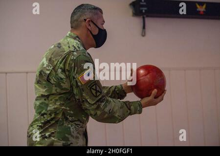 Befehl Sgt. Maj. Roberto Guadarrama, ranghoher Anführer der 165. Infanteriebrigade, bereitet sich darauf vor, den Ball während des Bowlings-Turniers der Army Emergency Relief in Century Lanes auf Fort Jackson am 25. Februar auf die Spur zu schießen. Stockfoto