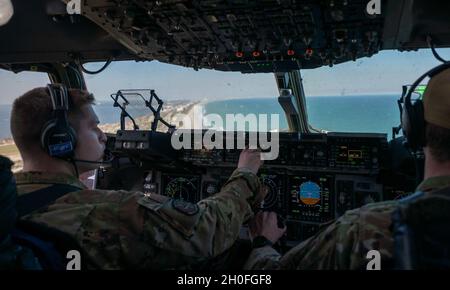 First LT. August Hein (links) und Capt. Reed Fleming, beide 3. Airlift Squadron Piloten der Dover Air Force Base, fliegen während der Übung Mosaic Tiger, 25. Februar 2021, eine Dover AFB C-17 Globemaster III über Florida. Mobility Airmen von der Dover AFB und der Joint Base McGuire-Dix-Lakehurst, New Jersey, nahmen an der Übung Teil, um die Bereitschaft zu verbessern und die Unterstützung des Air Mobility Command für den gemeinsamen Kriegsjäger zu verstärken. Stockfoto