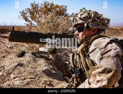 Eine US-Marine mit 3. Bataillon, 1. Marine-Regiment, die dem Special Purpose Marine Air-Ground Task Force-Crisis Response-Central Command (SPMAGTF-CR-CC) zugewiesen ist, bereitet sich darauf vor, eine leichte Anti-Rüstung M72 während einer Raketenschlageübung in Jordanien am 26. Februar 2021 abzufeuern. Die SPMAGTF-CR-CC ist eine Krisenreaktionskraft, die bereit ist, eine Vielzahl von Fähigkeiten in der gesamten Region einzusetzen. Stockfoto