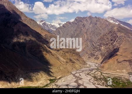 Eine Luftaufnahme einer tiefen Schlucht des Spiti-Flusses Stockfoto