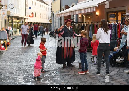 Kinderstraßenunterhalter in der Kopfsteinpflasterstraße in Freiburg Deutschland Stockfoto