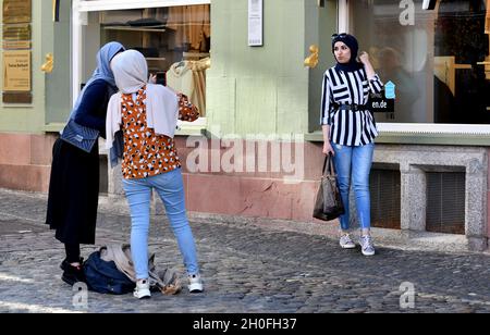 Teenager-Mädchen posieren für Fotos in Freiburg Deutschland Stockfoto