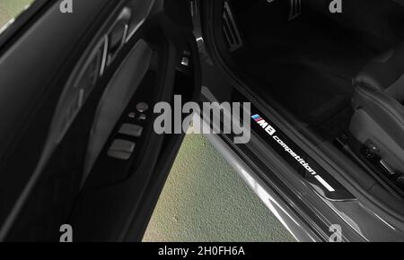 MUN, DEUTSCHLAND - 04. Okt 2021: Ein BMW M8 Gran Coupe Wettbewerb - moderner Innenraum. Konzept Für Automobil Und Technologie Stockfoto