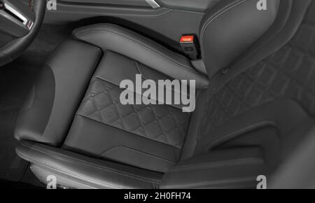 MUN, DEUTSCHLAND - 04. Okt 2021: Ein BMW M8 Gran Coupe Wettbewerb - moderner Innenraum. Konzept Für Automobil Und Technologie Stockfoto