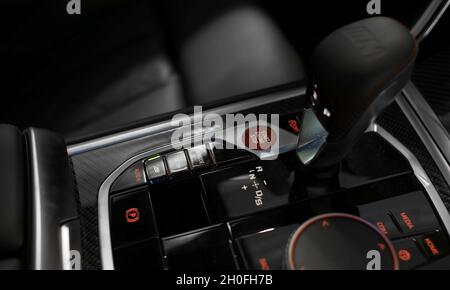 MUN, DEUTSCHLAND - 04. Okt 2021: Ein BMW M8 Gran Coupe Wettbewerb - moderner Innenraum. Konzept Für Automobil Und Technologie Stockfoto