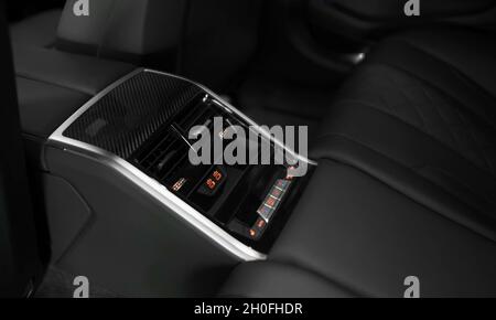 MUN, DEUTSCHLAND - 04. Okt 2021: Ein BMW M8 Gran Coupe Wettbewerb - moderner Innenraum. Konzept Für Automobil Und Technologie Stockfoto