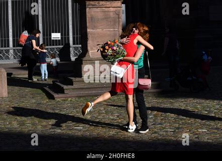 Glückliche Grüße Frauen umarmen sich in Freiburg, Deutschland, Europa. 2021 Stockfoto