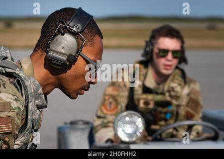 Personal Sgt. Brian Dorsey, links, 23d Aircraft Maintenance Squadron Weapons load Crew Chief, führt Senior Airman Victor Brunk, 23d AMXS Weapons load Crew Member, während eines integrierten Kampfturn am 25. Februar 2021, auf der Patrick Space Force Base, Florida. Flieger mit dem 23d-Flügel, verteilt auf vier Basen in Georgia und Florida, führten IKT zur Unterstützung der agilen Kampfbeschäftigungsübung Mosaic Tiger 21 durch. Eine IKT besteht aus dem schnellen Betanken und Rebewaffnen eines Flugzeugs und besteht, um das Flugzeug schneller wieder in den Kampf zu bringen. Stockfoto