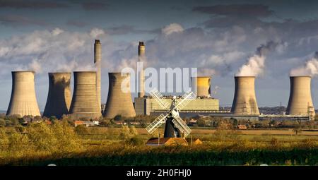 West Burton Power Station und Leverton Windmill Stockfoto