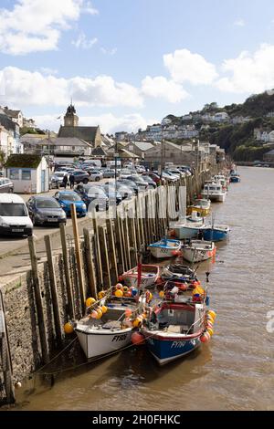 Looe Cornwall; Fischerboote im Hafen von Looe am Fluss Looe bei Flut in der Küstenstadt Looe an der Südküste von Cornwall, Großbritannien Stockfoto