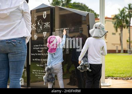 Die Kinder des Gold Star Family Member, Mrs. Jennifer Ray, besuchen am 25. Februar 2021 das Kampfteam der 3. Infanteriebrigade, 25. Infanteriedivision Gefallener Soldat, in Schofield Barracks, Hawaii. Rays Bruder, 1. LT. Clovis T. Ray, war ein Anführer des Gewehrzuges, der dem 35. Infanterie-Regiment, dem 2. Bataillon, zugewiesen wurde, als er an Verletzungen starb, die während eines Angriffs eines Feindes mit einem improvisierten Sprengsatz (IED) erlitten wurden, während er im Pech River Valley in der Provinz Kunar patrouillierte, Afghanistan am 15. März 2012. Stockfoto