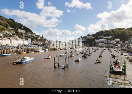 Looe Cornwall; Boote im Hafen von Looe am Fluss Looe bei Flut in der Küstenstadt Looe an der Südküste, Cornwall, Großbritannien Stockfoto