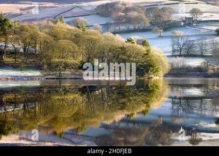 Winter Reflexionen über Ladybower Stockfoto