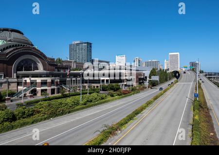 Tacoma, WA USA - ca. August 2021: Blick auf Union Station von hinten, mit Blick auf das Eisenbahnsystem in der Innenstadt von Tacoma. Stockfoto