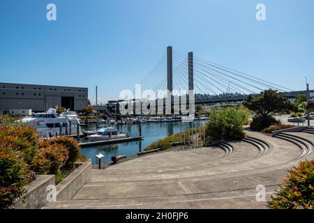 Tacoma, WA USA - ca. August 2021: Blick auf die Tacoma East 21st Street Bridge an einem sonnigen, wolkenlosen Tag in der Innenstadt. Stockfoto