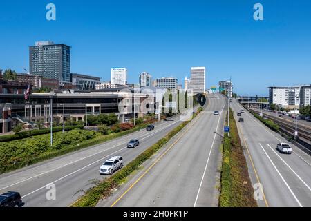 Tacoma, WA USA - ca. August 2021: Luftaufnahme des Straßenverkehrs in der Innenstadt von Tacoma an einem hellen, sonnigen Tag. Stockfoto