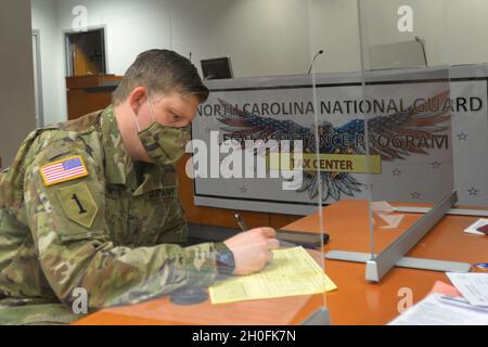 Mitglieder des Richteranwalts der North Carolina Nationalgarde helfen bei der Vorbereitung und Einreichung von Einkommensteuererklärungen im NCNG-Hauptquartier in Raleigh, North Carolina, am 26. Februar 2021. Das Team von sechs zivilen und militärischen Steuerexperten begann am 8. Februar 2021 und wird weiterhin N.C. helfen Armee- und Luftwaffenschützen, ihre Familien, andere Dienststellen und pensionierte Dienstmitglieder bis zur Frist für die Steuererklärung, dem 15. April. Stockfoto