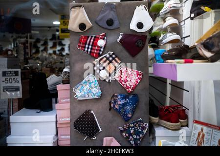 Bunte Maske zum Verkauf. Dinan, Frankreich. Stockfoto