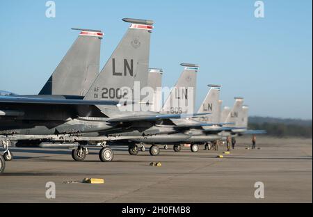 Die den 492. Und 494. Jagdgeschwadern zugewiesenen F-15E-Kampfadler sitzen vor dem Start bei der Royal Air Force Lakenheath, England, am 26. Februar 2021 auf dem Bewaffnungsplatz. Durch das tägliche Training hat sich der 48th Fighter Wing verpflichtet, bereit zu sein, Kampfluftkraft zu liefern, wenn er dazu aufgerufen wird. Stockfoto