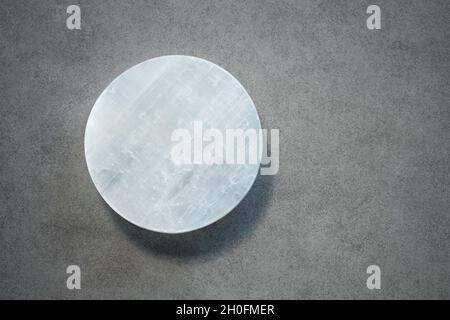 Leeres weißes, rundes Podium-Konzept auf grauem Hintergrund. Innenarchitektur. Speicherplatz kopieren. Draufsicht von oben. Stockfoto