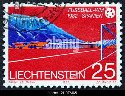 LIECHTENSTEIN - UM 1982: Eine in Liechtenstein gedruckte Briefmarke zeigt Mauren, Sport Arena, 1982 Sport Cup, um 1982 Stockfoto