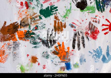 Farbenfrohes Bild von bemalten Handflächendrucken auf weißem Hintergrund Stockfoto