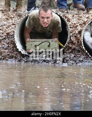 Ein Kadett der Sarasota High School tritt im Gauntlet während der All-Service JROTC Raider Nationals am 26. Februar auf der Gerald Lawhorn Scouting Base in Molena, Georgia, an. Der All-Service-Wettbewerb ermöglichte Kadetten aus dem ganzen Land, bei verschiedenen körperlichen Herausforderungen gegen Teams anderer Dienste anzutreten. Stockfoto