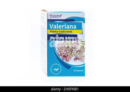 Huelva, Spanien - 10. Oktober 2021: Spanische Schachtel mit Baldrian (Valeriana officinalis) Marke Vivisima. Wird für Sedierung oder Schmerzlinderung und Schlafhilfe und s verwendet Stockfoto