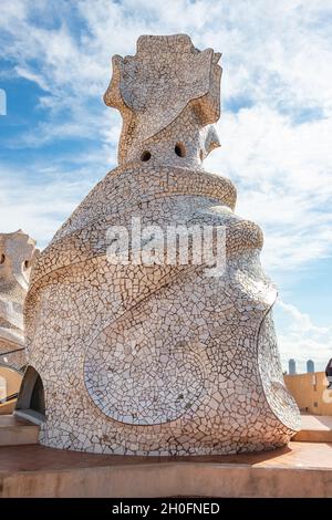 Der Kamin im Dach der Casa Mila, La Pedrera oder der Steinbruch, ist ein modernistisches Gebäude in Barcelona, Katalonien, Spanien. Es war die letzte private RE Stockfoto